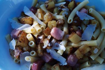 Älplermagronen mit Bratkartoffeln, Speck und Zwiebeln.jpg