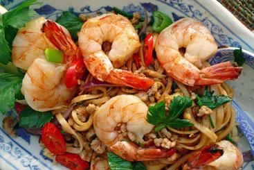 Asianudeln mit Hackfleisch, Garnelen, Erdnüssen und Chili an.jpg