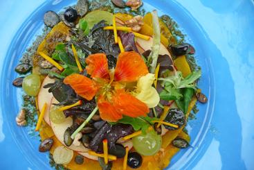 Bunter Herbstsalat auf Kürbiscarpaccio mit Trauben, Nüssen und Äpfeln.jpg