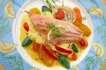 Gebratene Lachsforelle auf buntem Gemüse an Dill-Safran-Schaum.jpg