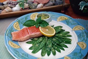 Gebratener Lachs mit Basilikumbutter und Zitronenkefen.jpg