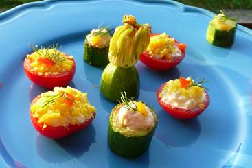 Gefüllte Tomaten Mimosa und Zucchettihäppchen mit Forellenmousse.jpg