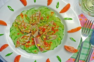 Gewürzthunfisch auf süss-saurem Gurkengemüse.jpg