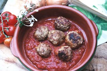 Griechische Hackfleischbällchen mit süss-scharfer Tomatensauce.jpg
