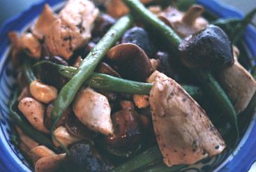 Hähnchenbrust mit grünen Bohnen, Shiitakepilzen und Cashewnüssen.jpg