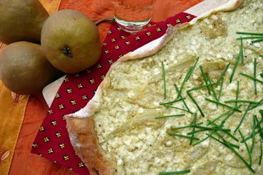 Hüttenkäse-Birnen-Flammenkuchen mit Majorancrème.jpg