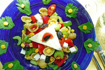 Knackig bunter Pastasalat mit Peperoni, Tomaten, Mais, Feta und Oliven.jpg