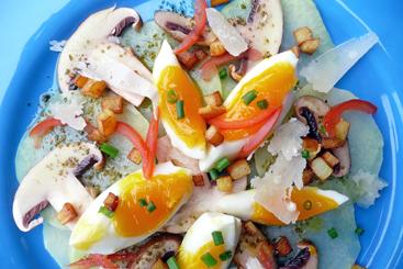 Kohlrabicarpaccio mit Knusperkartoffeln, Ei und Pilzen an Schnittlauchvinaigrette.jpg