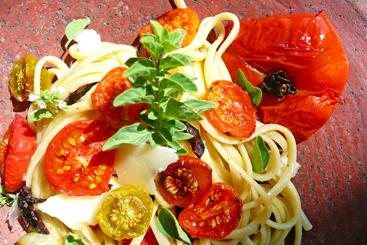 Linguine mit ofengetrockneten Tomaten, Oliven und Parmesan.jpg