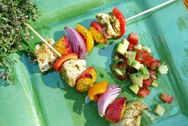 Marinierte Hähnchenbrustspiesse vom Grill mit Pfirsich, roter Zwiebel.jpg