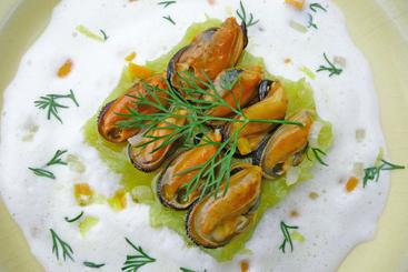 Moules marinières auf Fenchelpurée an Meeresfrüchteschaum.jpg