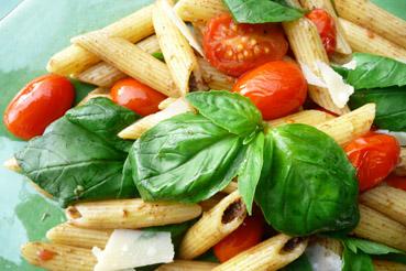 Penne mit Olivencrème, Datteltomaten, Parmesanspänen und frischem.jpg