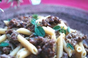 Pennette mit luganighe, Knoblauch und Majoran.jpg