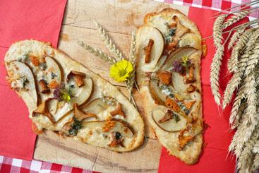 Pfifferling-Focaccia mit Birnen und Gorgonzola.jpg