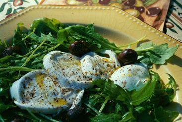 Rucolasalat mit Mozzarella di bufala und schwarzen Oliven.jpg