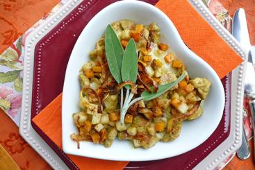 Salbei-Spätzli mit Kürbis-Apfelsalsa, Bergkäse und Röstzwiebeln.jpg