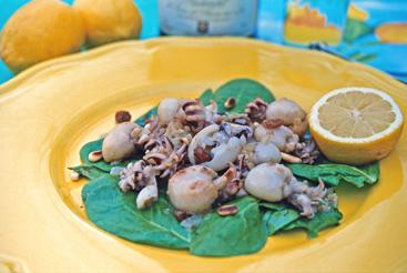 Seppioline mit Knoblauch, Minze, Petersilie, Pinienkernen und Rosinen.jpg