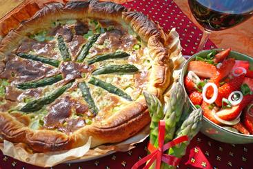 Spargel-Quiche mit Erdbeersalat.jpg