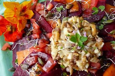 Steinpilztatar auf Randen-Kürbiscarpaccio.jpg