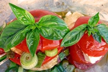 Tomaten-Schafskäsetürmchen an Basilikum-Knoblauchvinaigrette.jpg