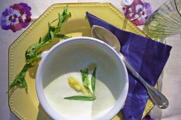Weisse Spargelcrèmesuppe mit Estragonschaum.jpg